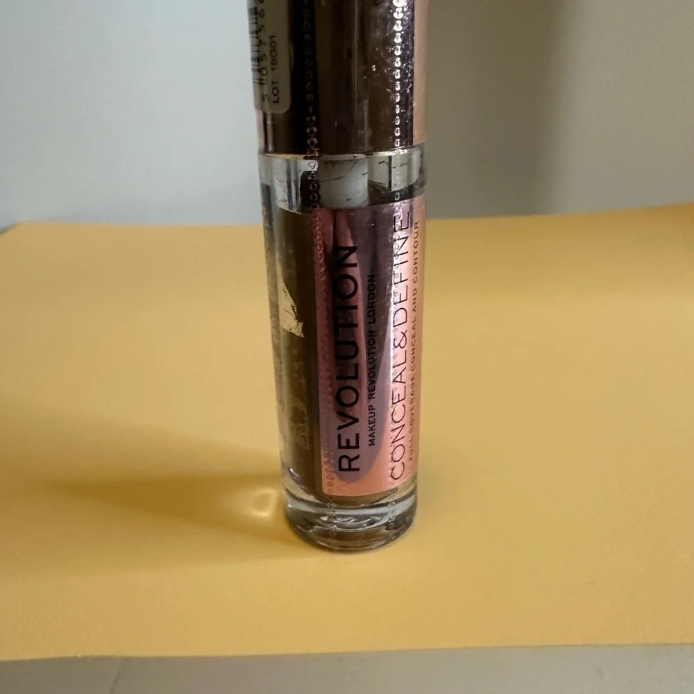 🩷5/$10 Revolution Conceal & Define Concealer